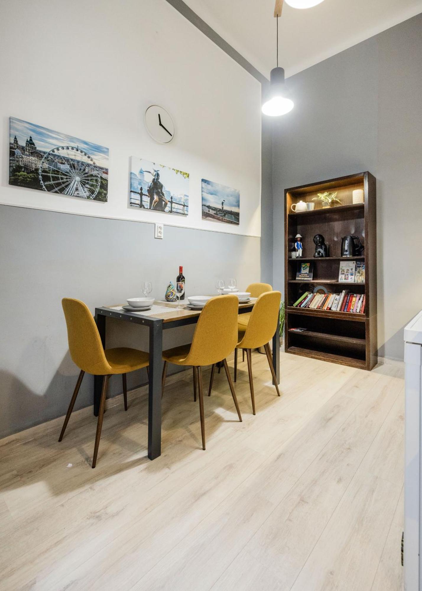 Urban Tranquillity By The Main Shopping Street Appartement Boedapest Buitenkant foto