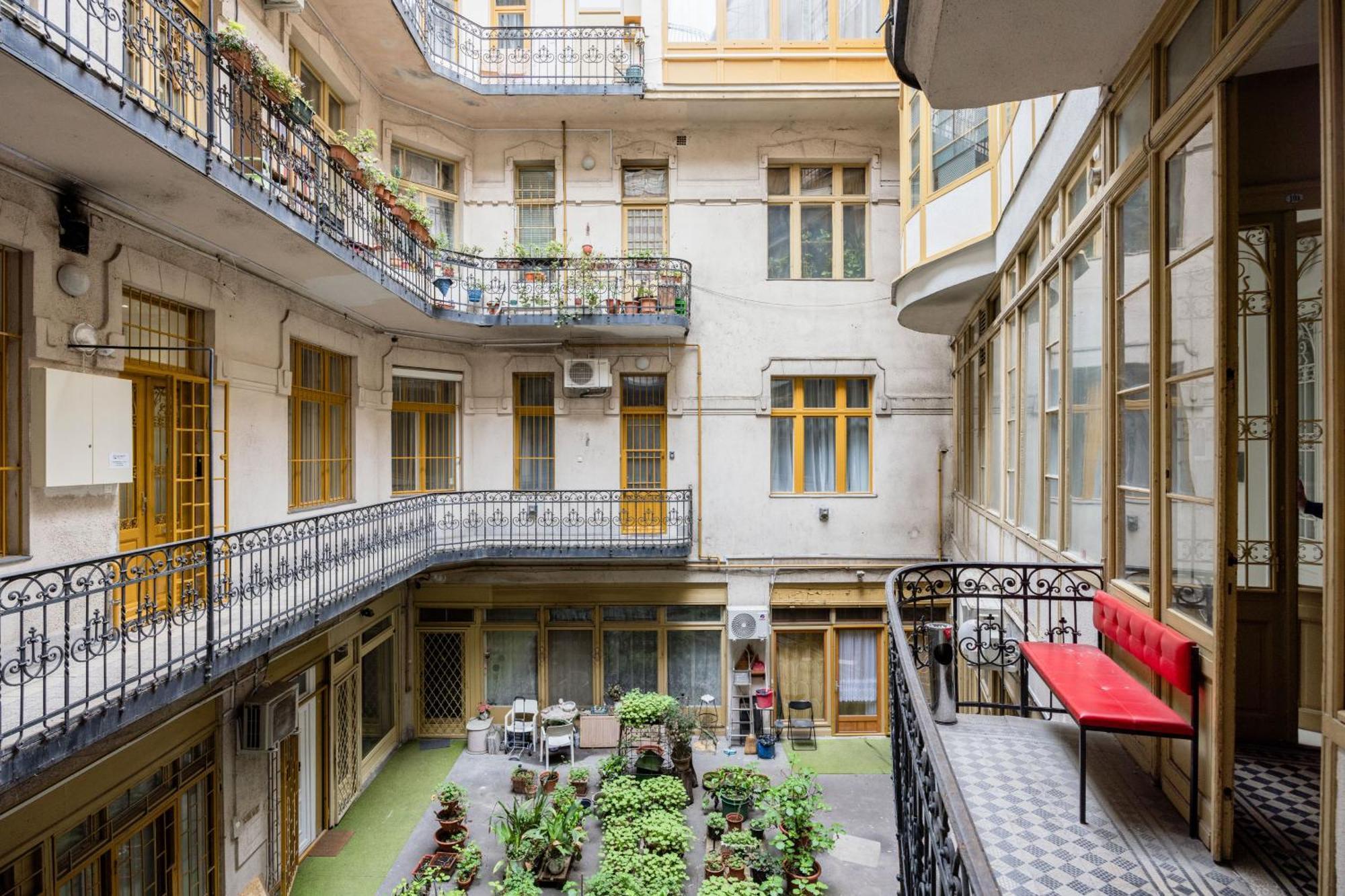 Urban Tranquillity By The Main Shopping Street Appartement Boedapest Buitenkant foto